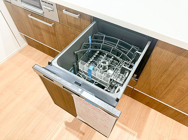 【食洗機】食器洗乾燥機付きで家族の食器もピカピカ。後片付けもラクラクこなせて、環境にもママの手にも優しい設備です。システムキッチン内に納まっているので、お料理の邪魔にもならずスッキリ快適にご利用いただけます。