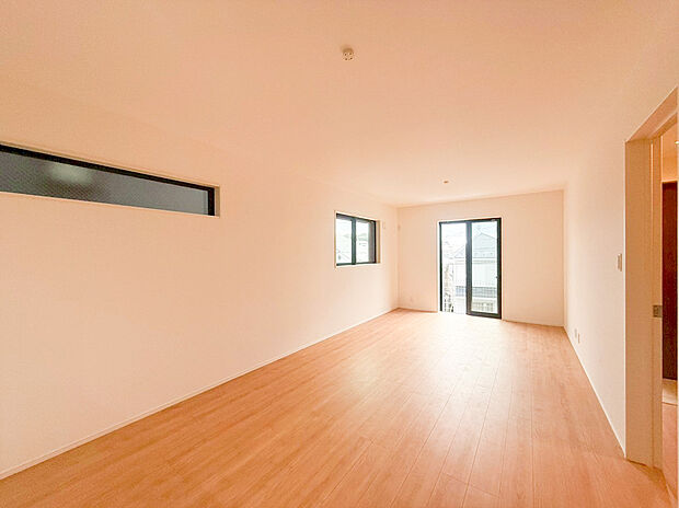 【リビング】ご家族だんらんのスペースとなるリビング。家具の配置がしやすい広さを確保しつつ、窓が多い設計は色々な角度から光が取り込めるこだわりの間取りです。明るいリビングで寛ぐ新しい生活をスタートさせてみませんか。