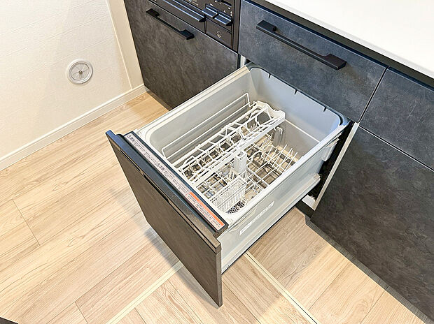 【食洗機】食器洗乾燥機付きで家族の食器もピカピカ。後片付けもラクラクこなせて、環境にもママの手にも優しい設備です。システムキッチン内に納まっているので、お料理の邪魔にもならずスッキリ快適にご利用いただけます。