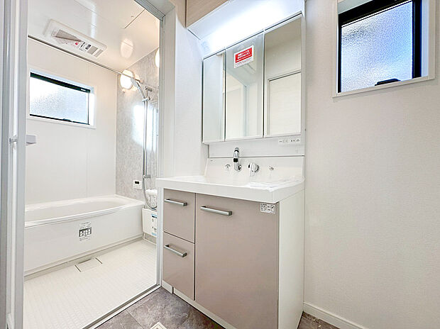 【洗面化粧台】たっぷりの大型収納を設けたシャワー付き洗面台で快適な暮らしを。収納力と機能性に優れたお手入れラクラクのゆったりとした洗面台で、朝の忙しい時間でも身支度準備がスムーズに出来そうですね。