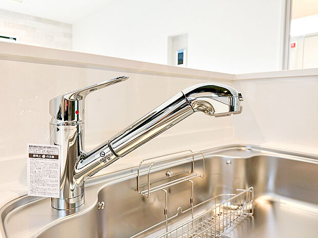 【浄水器】キッチンには浄水器を標準装備。最近は水を飲むという場面以外にも料理で使用したり、野菜を洗う場合もキレイな水で洗いたいという人が増えてきています！赤ちゃんのミルク用としても重宝いただけます。