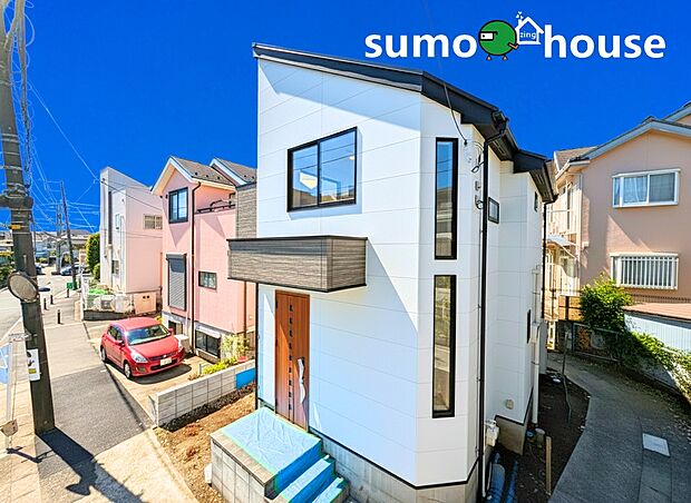 【洗練されたデザイン】深く豊かな緑と爽快な青い空を感じる、まるで杜の中に暮らすような心地よさを存分に堪能いただける邸宅です。最高グレードの設備仕様が標準装備の新築住宅で快適で便利な生活をお送り頂ける一品です。