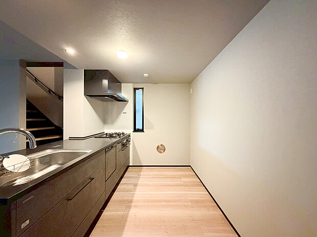 【システムキッチン】新しいキッチンは食事の支度が捗ります。お手伝いをしてくれるお子様と並びながら準備や片付けが出来るキッチンは、ご家族のコミュニケーションを育む場として活躍します。何気ない時間ですが、大切にしたいですね。