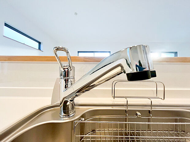 【浄水器】キッチンには浄水器を標準装備。最近は水を飲むという場面以外にも料理で使用したり、野菜を洗う場合もキレイな水で洗いたいという人が増えてきています!赤ちゃんのミルク用としても重宝いただけます。