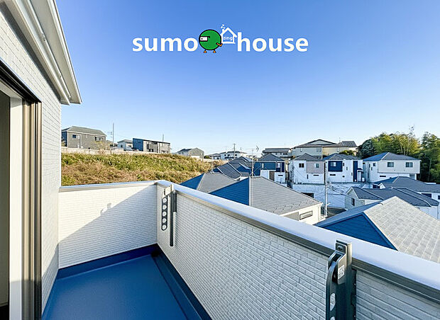 【落ち着いた住環境】周囲に高い建物がなく、突き抜けるような青空と開放的な街並みを一望できるバルコニーです。陽当たり・通風共に良好で、日々のお洗濯もカラッと快適に。