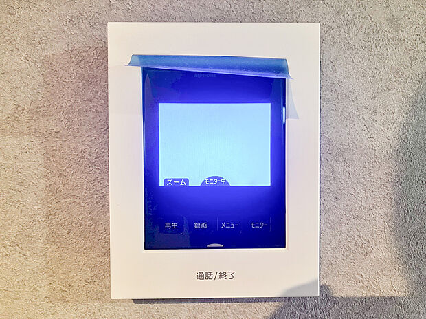 【TVモニター付きインターフォン】ＴＶモニタ付インターホンでセキュリティ面にも配慮。来客を確認できるだけでなく、録画機能で留守中の来訪者の確認ができます！学校から帰ったお子様のお留守番にも安心なセキュリティ設備ですね。