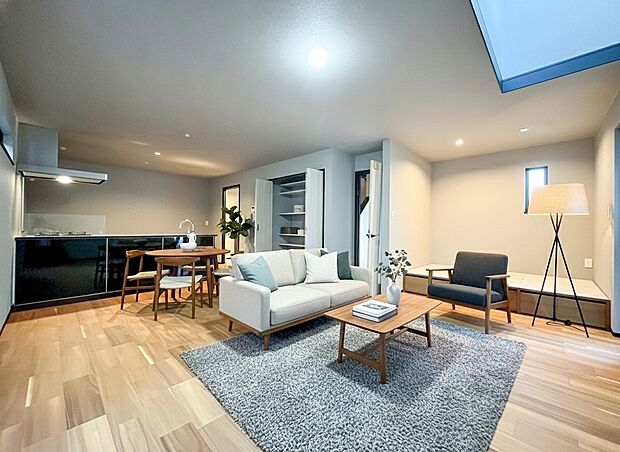 【リビング】LDK全体を見渡すことのできる広々とした空間。大きな掃き出し窓からは、光と風が気持ちよく流れ込み、家族が自然と集まる快適な住空間です。