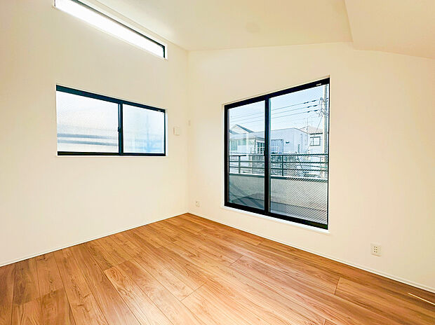 【居室】お陽さまの光を爽やかな風をたっぷり取り込めます。室内はいつも明るい印象なので気持ちの良い朝を迎えられます。毎日の生活も明るくなりそう。