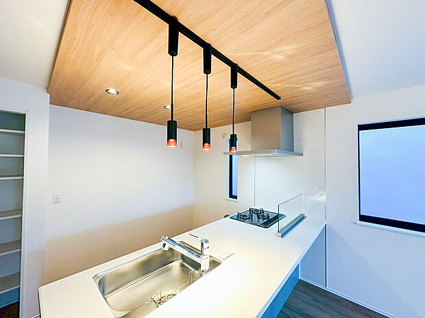 【システムキッチン】新しいキッチンは食事の支度が捗ります。お手伝いをしてくれるお子様と並びながら準備や片付けが出来るキッチンは、ご家族のコミュニケーションを育む場として活躍します。何気ない時間ですが、大切にしたいですね。