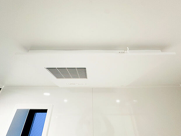 【浴室乾燥機】浴室には浴室乾燥機が付いておりでいつも快適で心地の良いバスタイムを実現。雨の日のお洗濯にも大活躍します！湿気の多い梅雨の時期などのカビ対策にもなり、毎日のお風呂掃除の手間が省ける嬉しい設備ですね。