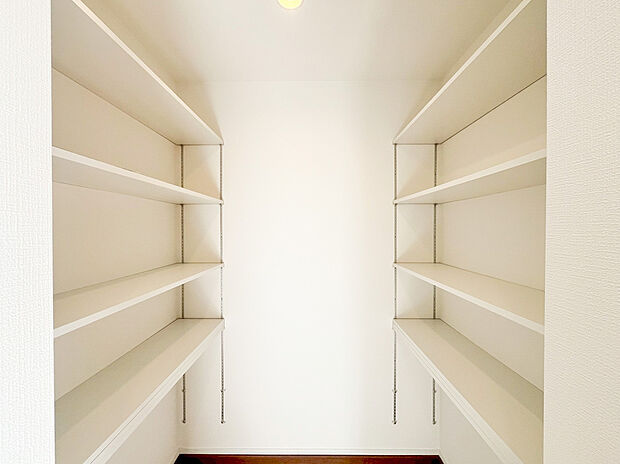 【シューズクローゼット】大容量のウォークインシューズクローゼットが嬉しい住まい。ご家族全員の靴はもちろん、お子様のおもちゃやベビーカー、パパのゴルフバック、カー用品などかさ張る物もスッキリまとめておしまい頂けます。