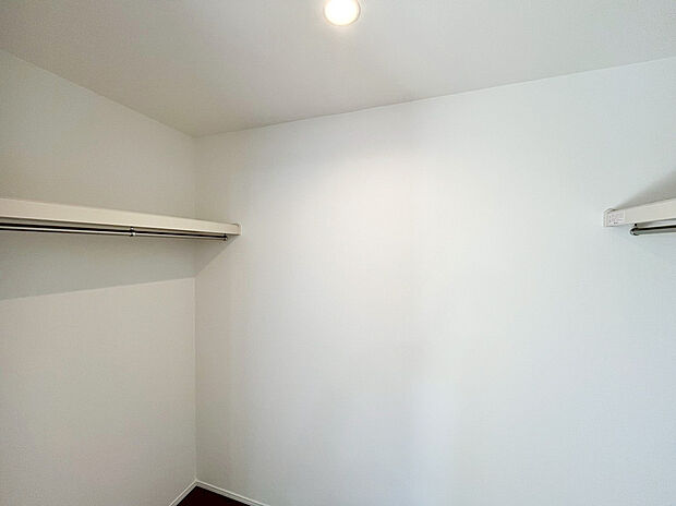 【ウォークインクローゼット】ウォークインクローゼットのある住まいで収納上手な生活を実現！衣類だけでなく、箱物や思い出の品もたっぷり収納できますので、整理整頓おしまい頂けたら居室空間をより広々とお使いいただけます！