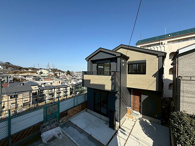 【洗練されたデザイン】深く豊かな緑と爽快な青い空を感じる、まるで杜の中に暮らすような心地よさを存分に堪能いただける邸宅です。最高グレードの設備仕様が標準装備の新築住宅で快適で便利な生活をお送り頂ける一品です。