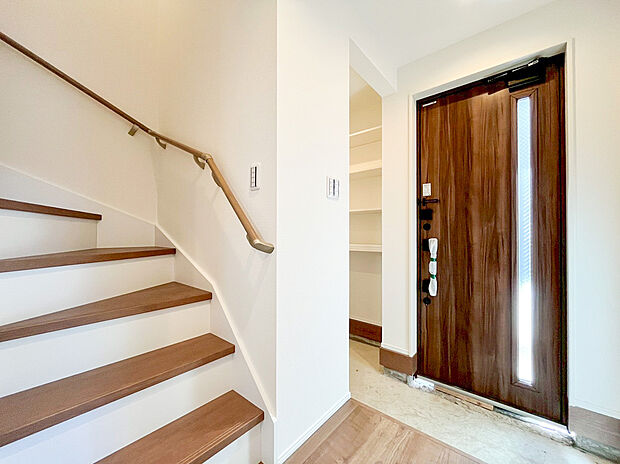 【玄関】木のぬくもりを感じる玄関ドアに加え、可動棚付きの大型シューズインクローゼットを完備 。ベビーカーやアウトドア用品もスッキリ収納でき、常に美しい玄関を保てます。