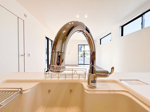 【浄水器】キッチンには浄水器を標準装備。最近は水を飲むという場面以外にも料理で使用したり、野菜を洗う場合もキレイな水で洗いたいという人が増えてきています！赤ちゃんのミルク用としても重宝いただけます。