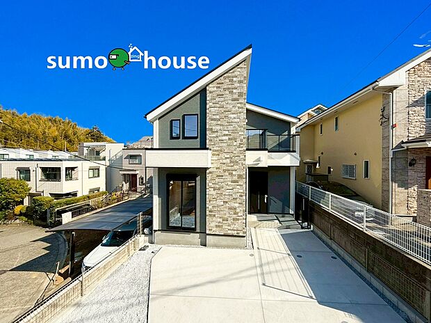 【洗練されたデザイン】前面道路との高低差が少なく、並列での駐車がスムーズなカースペースも魅力 。南西向きの明るい陽光が差し込むバルコニーや、落ち着いた色調のタイルが、住まう人の品格とゆとりある暮らしを演出します 。