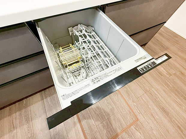 【食洗機】食器洗乾燥機付きで家族の食器もピカピカ。後片付けもラクラクこなせて、環境にもママの手にも優しい設備です。システムキッチン内に納まっているので、お料理の邪魔にもならずスッキリ快適にご利用いただけます。