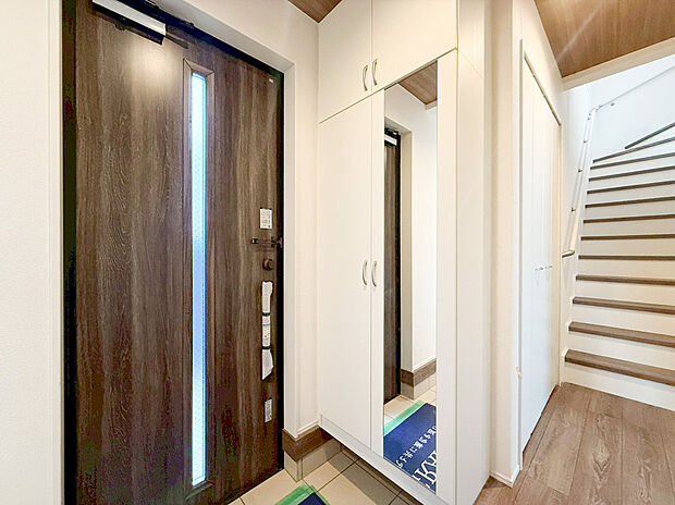 【玄関姿見】出勤前の身支度チェックに欠かせない姿見を玄関に備え付けました。気持ちの良い一日の始まりは笑顔でスタートしたいですよね。自分の顔もチェックして、そんなイキイキとした暮らしが送れる生活が待っています。