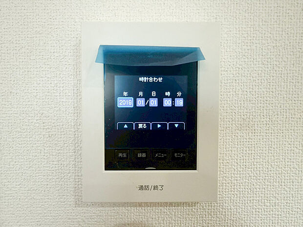 【TVモニター付きインターフォン】ＴＶモニタ付インターホンでセキュリティ面にも配慮。来客を確認できるだけでなく、録画機能で留守中の来訪者の確認ができます！学校から帰ったお子様のお留守番にも安心なセキュリティ設備ですね。