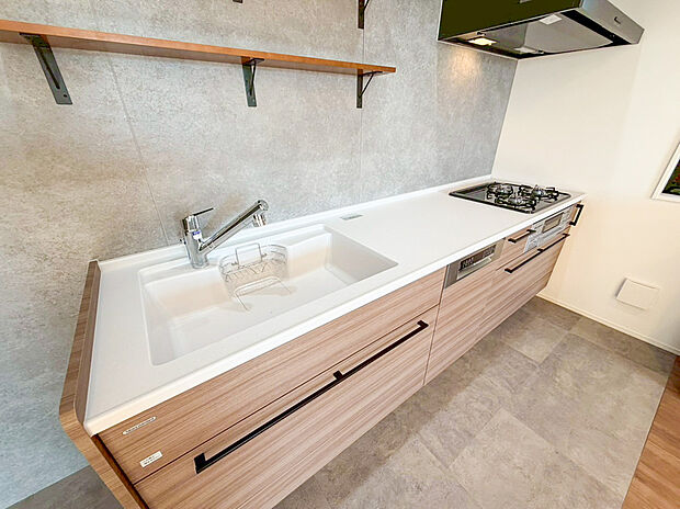 【システムキッチン】大きくて使いやすいシンクは一度に沢山の洗い物が可能。キッチン自体が広いので、食器用水切り網をおいてもまだまだスペースあり。調味料などをディスプレイし、お洒落なキッチンを演出してみてはいかがでしょうか。