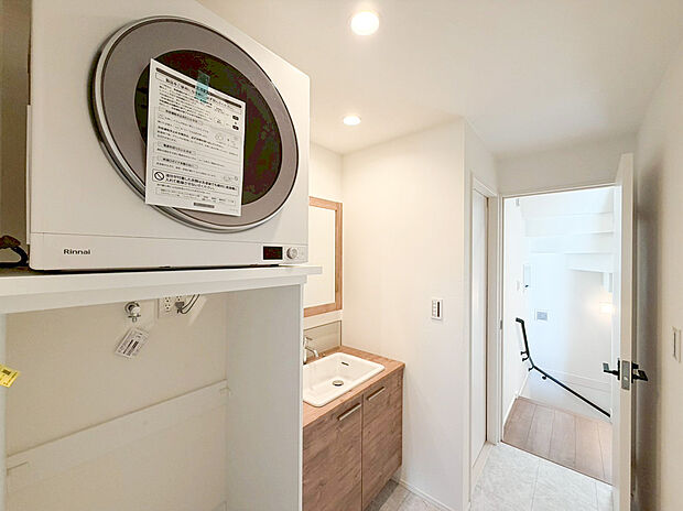 【乾太くん】乾太くん6kgは、パワフル乾燥でふんわり仕上げ、家事時間を一気に短縮。天候に左右されず、厚手の衣類もスピーディに乾く頼もしさが魅力。毎日の暮らしを快適に変える一台です。