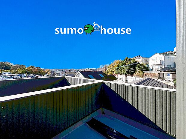 【落ち着いた住環境】思わず大きく深呼吸したくなるルーフバルコニーは空が青く、近く、広く感じる事が出来ます。周囲には高い建物のないエリアですので、どこまでも見渡せます。隅々まで陽が差しこみ、お洗濯物もあっという間に乾きそう