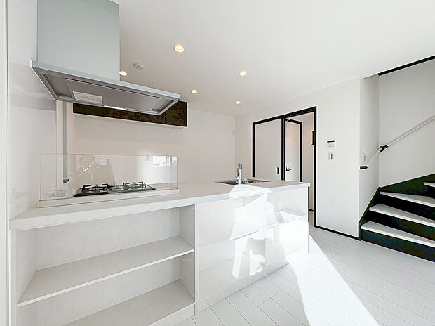 【キッチン】ご家族と会話をしながらのお料理作りは楽しいですよね！対面式のフルオープンタイプのキッチンで、お料理をもっと効率的に、楽しく。ママのお料理作りを快適に楽しくお手伝いする充実の設備が標準装備です！