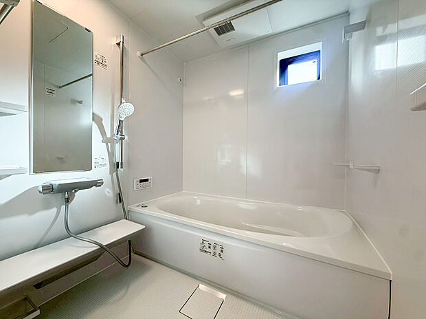 【ユニットバス】ご家族との憩いの場として、一日の疲れを癒す場として、ゆったりと足を伸ばしてくつろげる綺麗で清潔感のある色味の浴室。気持ちの良い光と爽やかな風をたっぷりと取りこめる開閉式の窓も設置しています。