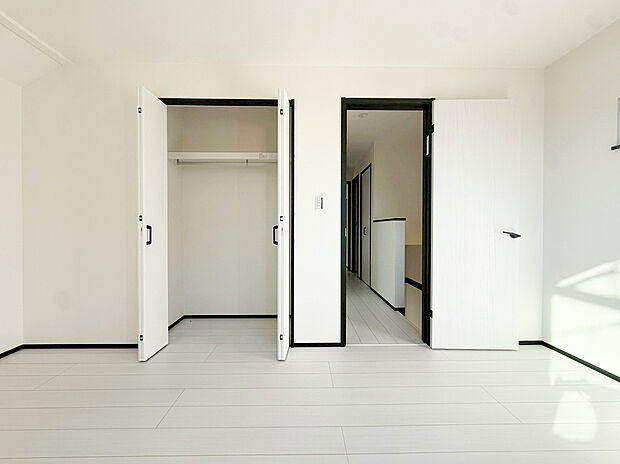 【居室収納】全居室には大型の収納クローゼットを完備！普段使いのお洋服や小物はもちろん、季節物のお洋服などもしっかりと整理整頓おしまい頂けます。居室空間をより広く隅々までお使いいただけますね。