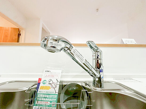 【浄水器】キッチンには浄水器を標準装備。最近は水を飲むという場面以外にも料理で使用したり、野菜を洗う場合もキレイな水で洗いたいという人が増えてきています！赤ちゃんのミルク用としても重宝いただけます。