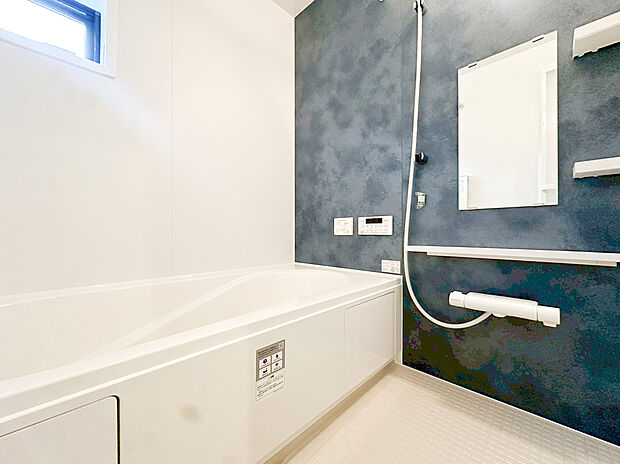 【ユニットバス】ユニットバスはゆったりとくつろげる1坪タイプ。足までしっかりと伸ばせる浴槽は、心身ともにしっかりと疲れを癒してくれます。お子様とも一緒に浸かれ、ご家族みんなで一緒にバスタイムを楽しめますね♪