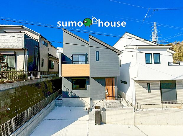 【洗練されたデザイン】高台に位置するため開放感があり、前面には並列駐車も可能なゆとりのカースペースを確保しました。道路からの視線を遮る設計により、プライバシーを守りながら光と風を感じる、心地よい暮らしを叶えます。