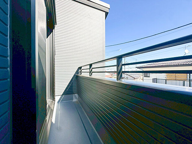 【落ち着いた住環境】高台の立地を活かしたバルコニーは、周囲の視線を遮りつつ、突き抜けるような青空と心地よい風を存分に味わえる贅沢な空間です。スタイリッシュな手すりデザインが開放感をさらに高めます。