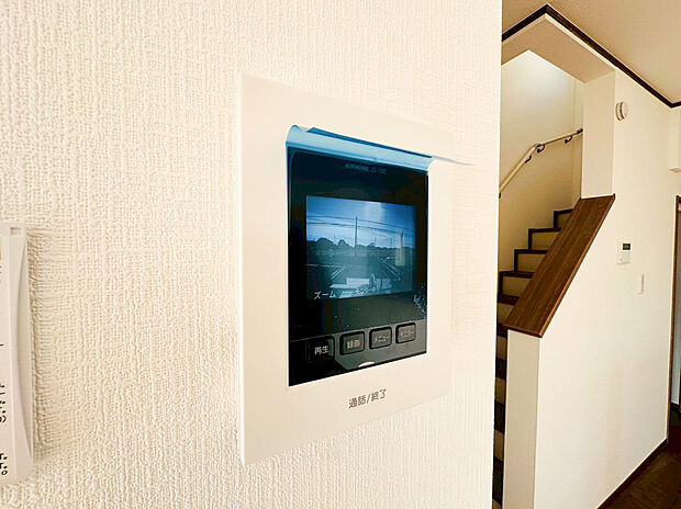 【TVモニター付きインターフォン】ＴＶモニタ付インターホンでセキュリティ面にも配慮。来客を確認できるだけでなく、録画機能で留守中の来訪者の確認ができます！学校から帰ったお子様のお留守番にも安心なセキュリティ設備ですね。