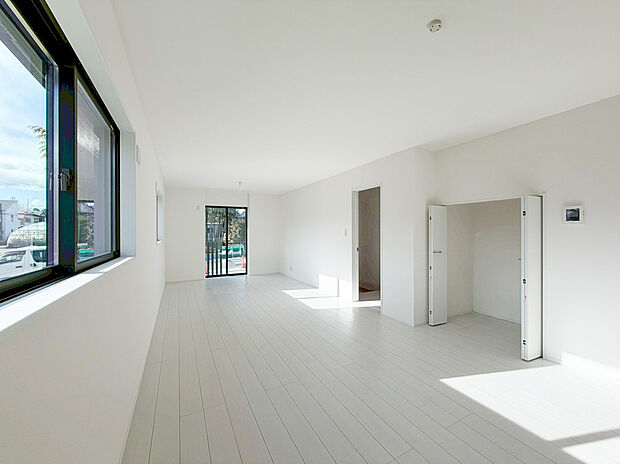 【リビング】大切なご家族が集まるからこそＬＤＫは拘りたいですよね！天井をスッキリと見せお掃除が楽なダウンライトと、天井に光を当て落ち着いた雰囲気を演出するコーブ照明の効果でオシャレなLDKとなっています。