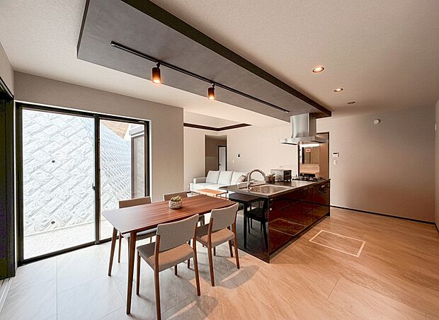 【リビング】平屋ならではの勾配天井を活かした圧倒的な吹き抜け空間が、21.1帖の大空間LDKにさらなる開放感をもたらします 。高い位置に配された窓から柔らかな光が降り注ぎ、室内を明るく爽やかな空気で満たします。