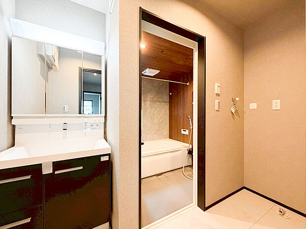 【洗面化粧台】清潔感あふれるスタイリッシュなデザインが魅力の洗面化粧台です。三面鏡の裏側はすべて収納スペースとなっており、散らかりがちな小物類をすっきりと整理できます。