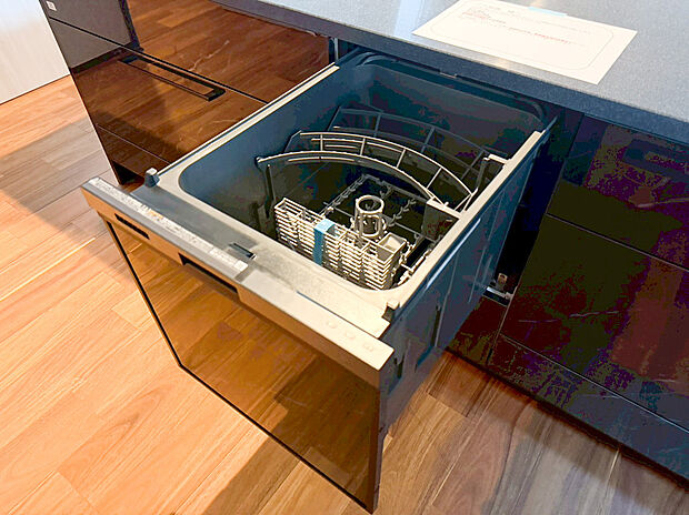 【食洗機】食器洗乾燥機付きで家族の食器もピカピカ。後片付けもラクラクこなせて、環境にもママの手にも優しい設備です。システムキッチン内に納まっているので、お料理の邪魔にもならずスッキリ快適にご利用いただけます。