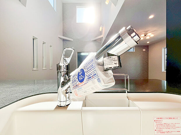 【浄水器】浄水と水道水を切り替えて使用できるスッキリとしたデザインの浄水器一体型水栓。ヘッドを引き出して使えるのでお料理はもちろんシンクの掃除が容易で、小さなお子様にも安心しておいしい水をご利用いただけます。