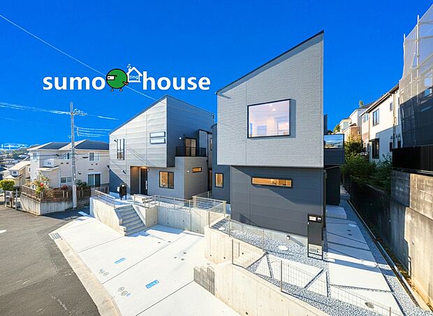 【落ち着いた住環境】2台駐車可能なカースペース（車種によります）。セカンドカー用として、自転車置き場や物置場として、お子様の遊ぶスペースとして、ゆとりある敷地だからこそ可能な多用途にご利用いただけるスペースです。