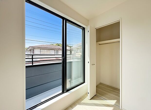 【ペアガラス】光が沢山取り込める大きな窓。2面採光で、日差しを長時間受ける事が出来る暖かいお部屋です。もちろんペアガラスなので、遮音性に優れ、結露も発生しにくい構造。サッシ周りのカビが発生しにくくなりますね。