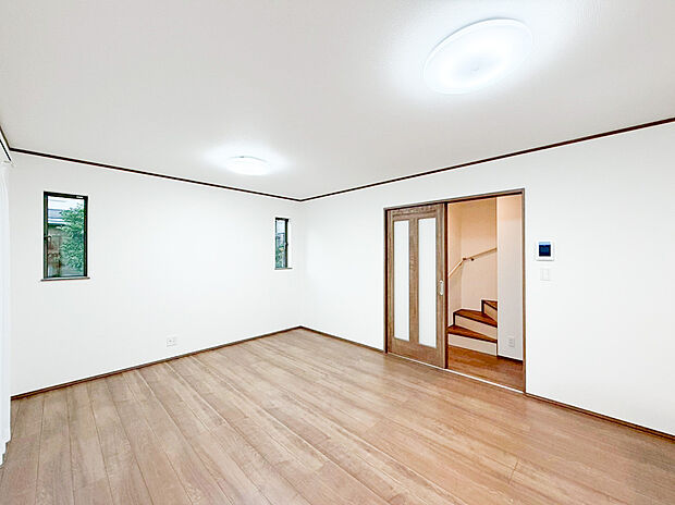 【リビング】家族の一体感を感じられる広々スペース。家族と過ごす時間を大切にする方にぴったりのゆとりの住空間。