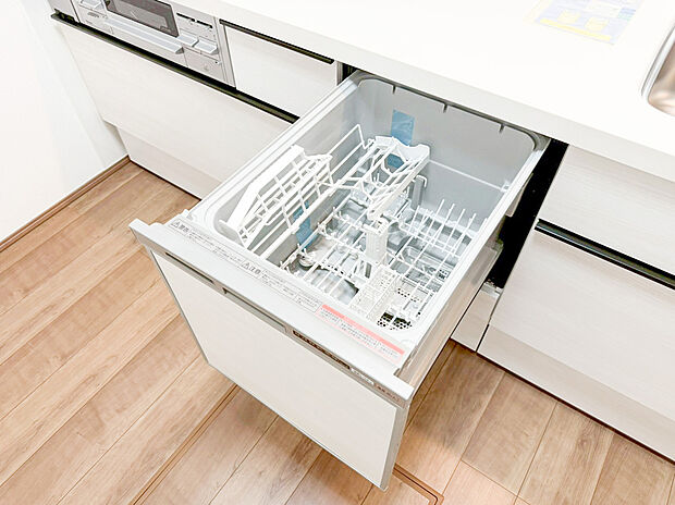 【食洗機】食器洗乾燥機付きで家族の食器もピカピカ。後片付けもラクラクこなせて、環境にもママの手にも優しい設備です。システムキッチン内に納まっているので、お料理の邪魔にもならずスッキリ快適にご利用いただけます。