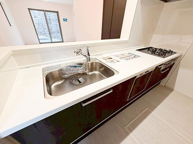 【システムキッチン】リビングを見渡せるカウンターキッチンでお子様の様子を伺いながら食事の支度が出来ます。最近はリビングで勉強するお子様も増えてきているようです。家族の気配を感じられる、そんな空間を演出できるキッチンです。