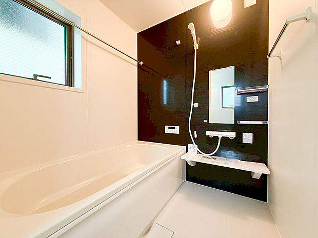 【ユニットバス】ユニットバスはゆったりとくつろげる1坪タイプ。足までしっかりと伸ばせる浴槽は、心身ともにしっかりと疲れを癒してくれます。お子様とも一緒に浸かれ、ご家族みんなで一緒にバスタイムを楽しめますね♪