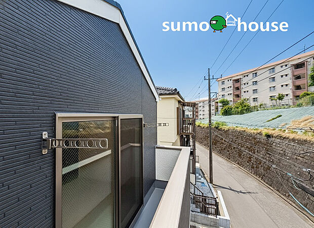 【落ち着いた住環境】お布団やシーツもまとめて干せます。広いバルコニーからたっぷりの光をうけたお布団やシーツから太陽の匂いが感じられます。1日のおわりに嬉しいですね。