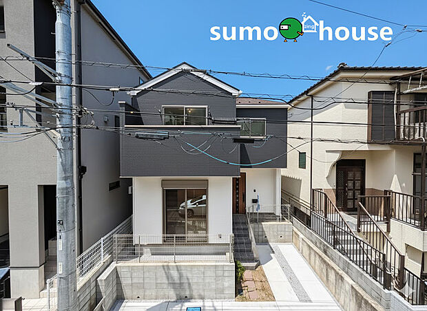 【落ち着いた住環境】まるで一枚の絵画のように、建築そのものが芸術となる住まい。最高峰のデザイナーズ住宅は、素材・空間・光の三位一体によって生み出される静謐と力強さを併せ持つ存在です。