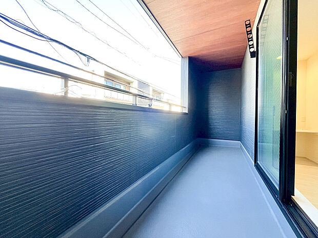 【落ち着いた住環境】シックなダークトーンの外壁と木目調の天井が調和した、モダンで高級感あふれるバルコニーです 。奥行きのある広々とした設計で、日々のお洗濯はもちろん、ちょっとしたリラックスタイムにも♪