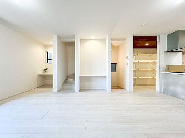 【リビング】リビング内には、ちょっとした作業や学習に便利な備え付けのカウンターデスクを設置しています 。家事の合間の事務作業や、お子様の勉強スペースとして、家族の気配を感じながら多目的に活用できます。