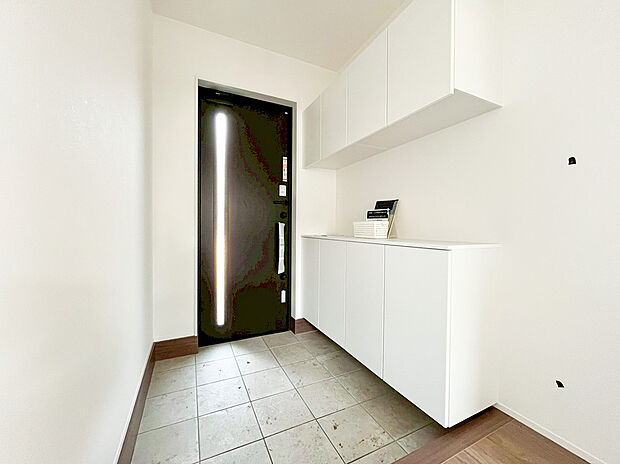 【玄関収納】散らかりがちな玄関もスッキリと保てる玄関収納は、家の中に入る時一番最初に目に付く場所だからこだわりたいですよね！清潔感のある落ち着いた雰囲気の色目が、お部屋の雰囲気をそのまま表している家の顔です。